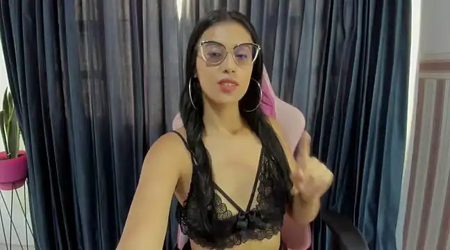 Snapshot of PaolaMendez_ chatting on 18, 2, 2025 PaolaMendez online show from 18, 2, 2025
