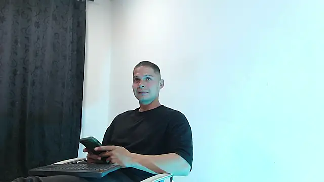 Snapshot of dominick_crawford01 chatting on 1, 2, 2025 dominick crawford01 online show from 1, 2, 2025