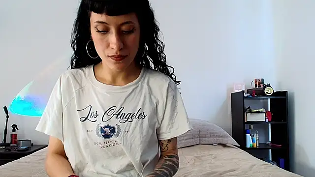 anika lowen02 online show from 5, 3, 2025