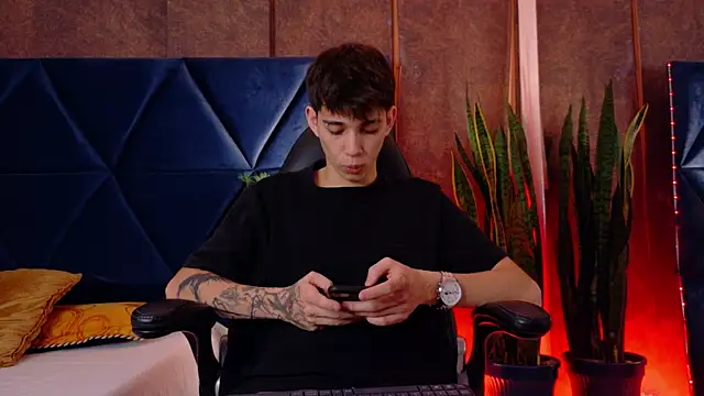 Lion Foster01 online show from 13, 12, 2025