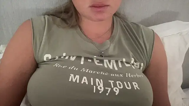 Snapshot of KaraLeee chatting on 4, 3, 2025 KaraLeee online show from 4, 3, 2025