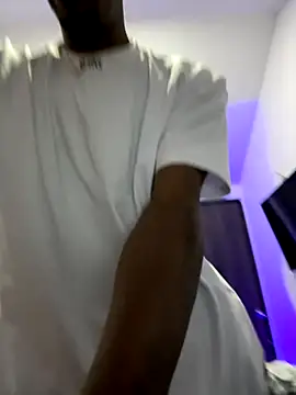 Snapshot of AaronCruz_ chatting on 18, 10, 2025 AaronCruz  online show from 18, 10, 2025