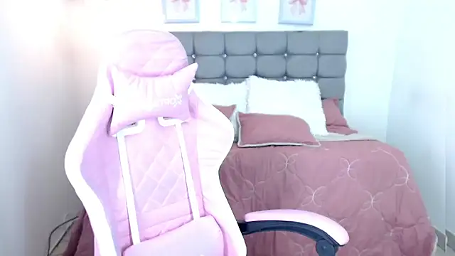 Snapshot of sarah_moon2 chatting on 30, 10, 2025 sarah moon2 online show from 30, 10, 2025