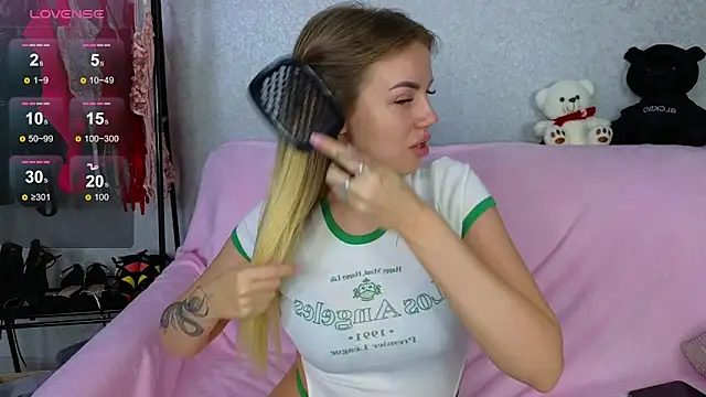 Snapshot of EmilyRobbie chatting on 10, 2, 2025 EmilyRobbie online show from 10, 2, 2025