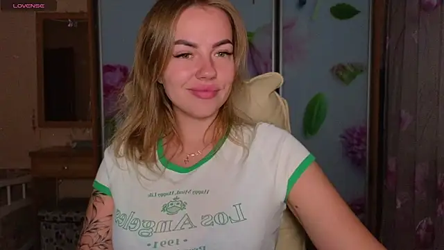 Snapshot of EmilyRobbie chatting on 26, 10, 2025 EmilyRobbie online show from 26, 10, 2025