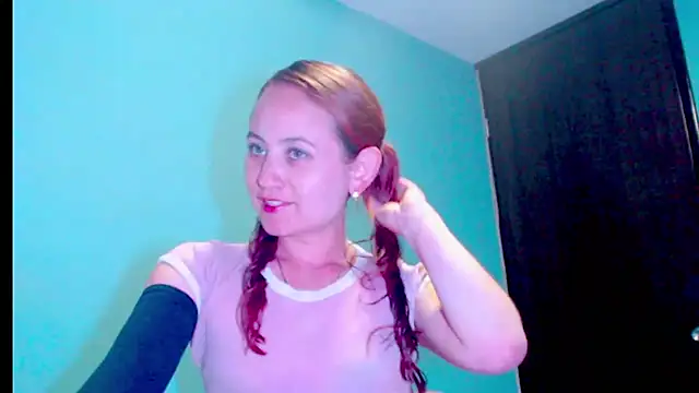 Snapshot of zoe_jones3 chatting on 6, 3, 2025 zoe jones3 online show from 6, 3, 2025