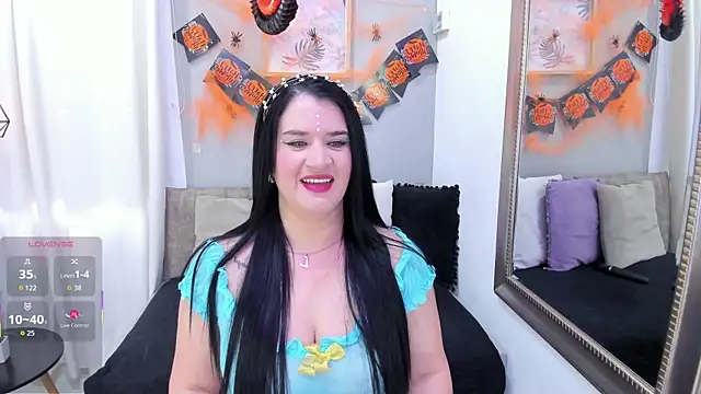 Snapshot of LenaRuiz_ chatting on 31, 10, 2025 LenaRuiz online show from 31, 10, 2025