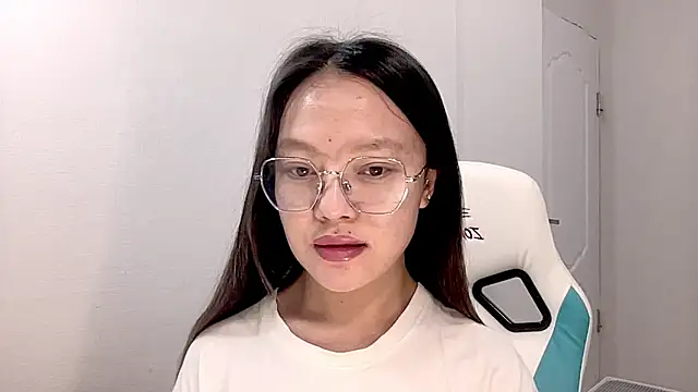 Snapshot of Risalynn chatting on 4, 1, 2025 Risalynn online show from 4, 1, 2025