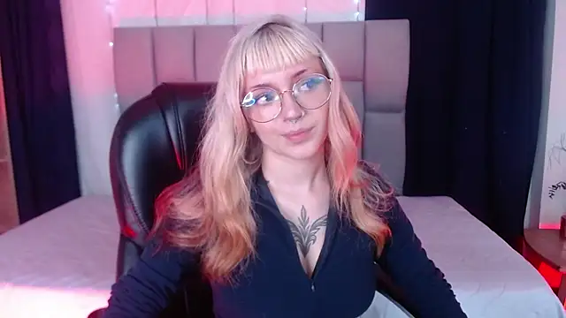 Snapshot of LessBoobs_gh chatting on 6, 2, 2025 LessBoobs gh online show from 6, 2, 2025