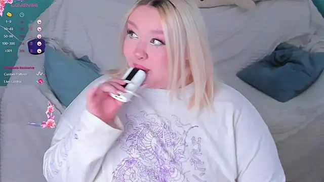 Snapshot of LilyBelll chatting on 5, 2, 2025 LilyBelll online show from 5, 2, 2025