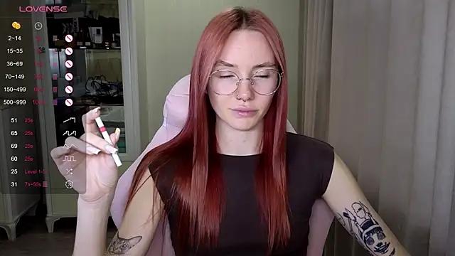 Snapshot of littlevildevil chatting on 21, 10, 2025 littlevildevil online show from 21, 10, 2025