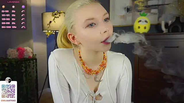 Snapshot of DaisyElmers chatting on 8, 3, 2025 DaisyElmers online show from 8, 3, 2025