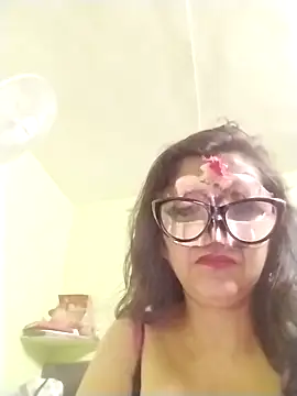 Snapshot of DesiMuffin chatting on 10, 9, 2025 DesiMuffin online show from 10, 9, 2025