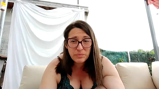Snapshot of bella-louva chatting on 2, 6, 2026 bella-louva online show from 2, 6, 2026