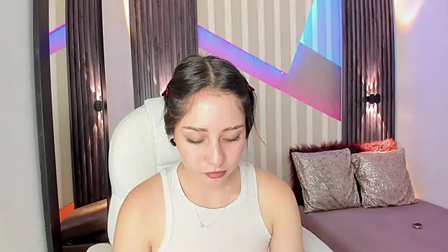 Snapshot of emily_layton chatting on 19, 9, 2025 emily layton online show from 19, 9, 2025