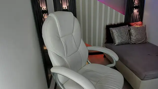 Snapshot of emily_layton chatting on 20, 9, 2025 emily layton online show from 20, 9, 2025