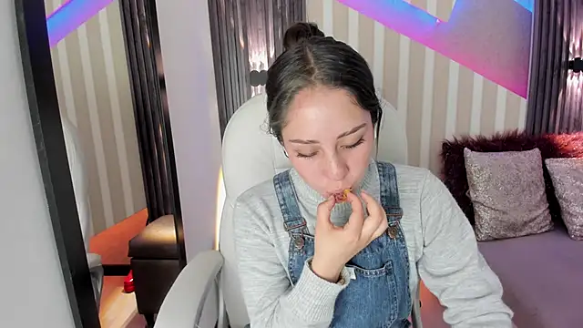 Snapshot of emily_layton chatting on 23, 9, 2025 emily layton online show from 23, 9, 2025