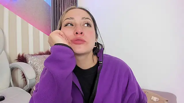 Snapshot of emily_layton chatting on 1, 10, 2025 emily layton online show from 1, 10, 2025