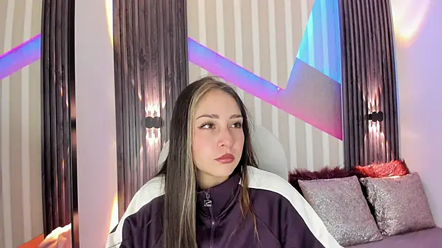 Snapshot of emily_layton chatting on 3, 10, 2025 emily layton online show from 3, 10, 2025