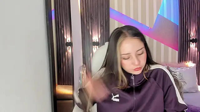 Snapshot of emily_layton chatting on 6, 10, 2025 emily layton online show from 6, 10, 2025