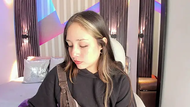 Snapshot of emily_layton chatting on 8, 10, 2025 emily layton online show from 8, 10, 2025