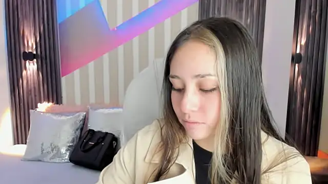 Snapshot of emily_layton chatting on 13, 10, 2025 emily layton online show from 13, 10, 2025