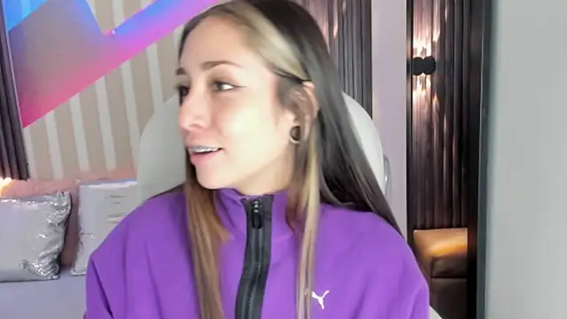 Snapshot of emily_layton chatting on 14, 10, 2025 emily layton online show from 14, 10, 2025