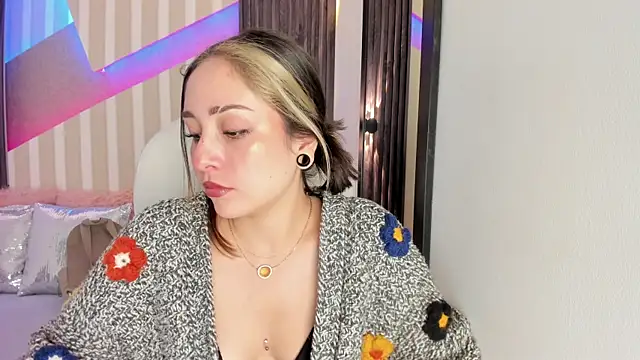 Snapshot of emily_layton chatting on 17, 10, 2025 emily layton online show from 17, 10, 2025