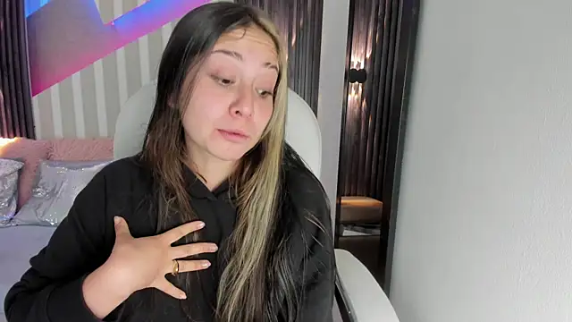 Snapshot of emily_layton chatting on 18, 10, 2025 emily layton online show from 18, 10, 2025