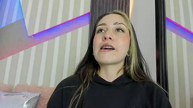 Snapshot of emily_layton chatting on 19, 10, 2025 emily layton online show from 19, 10, 2025