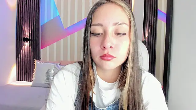 Snapshot of emily_layton chatting on 22, 10, 2025 emily layton online show from 22, 10, 2025