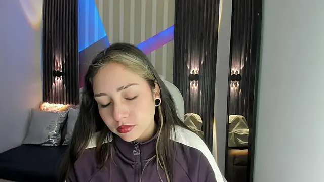 Snapshot of emily_layton chatting on 24, 10, 2025 emily layton online show from 24, 10, 2025