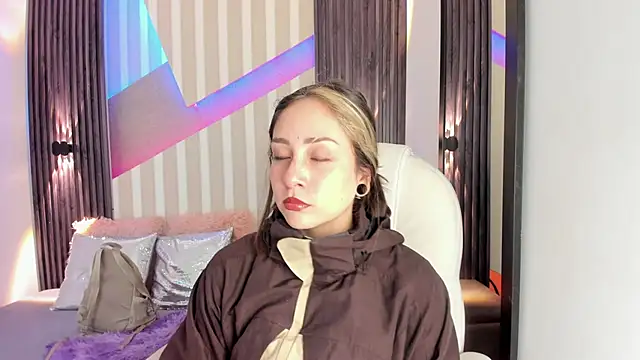 Snapshot of emily_layton chatting on 25, 10, 2025 emily layton online show from 25, 10, 2025