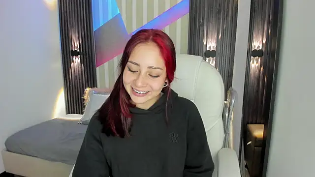 Snapshot of emily_layton chatting on 31, 10, 2025 emily layton online show from 31, 10, 2025