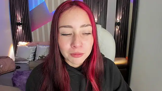 Snapshot of emily_layton chatting on 6, 11, 2025 emily layton online show from 6, 11, 2025