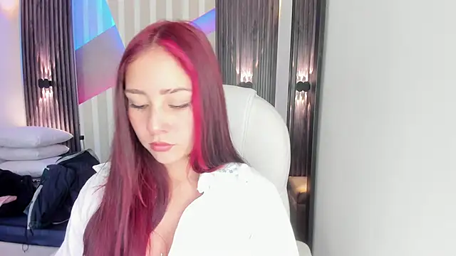 Snapshot of emily_layton chatting on 8, 11, 2025 emily layton online show from 8, 11, 2025