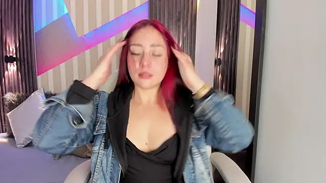 Snapshot of emily_layton chatting on 12, 11, 2025 emily layton online show from 12, 11, 2025