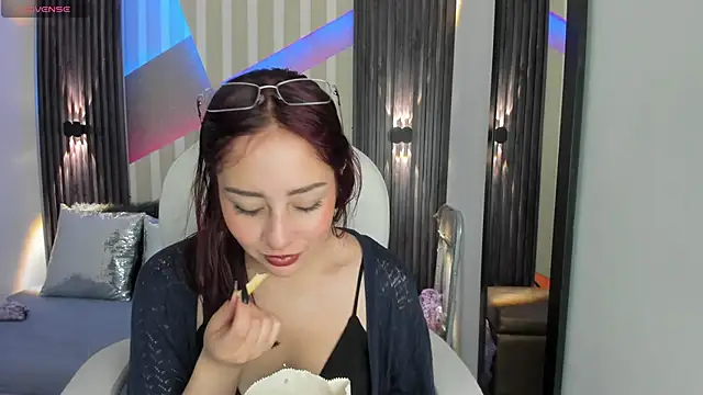 Snapshot of emily_layton chatting on 30, 11, 2025 emily layton online show from 30, 11, 2025