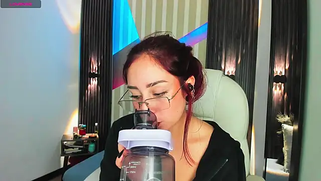 Snapshot of emily_layton chatting on 2, 12, 2025 emily layton online show from 2, 12, 2025