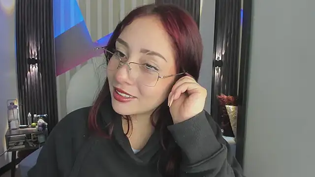 Snapshot of emily_layton chatting on 17, 12, 2025 emily layton online show from 17, 12, 2025