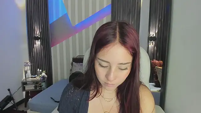 Snapshot of emily_layton chatting on 18, 12, 2025 emily layton online show from 18, 12, 2025