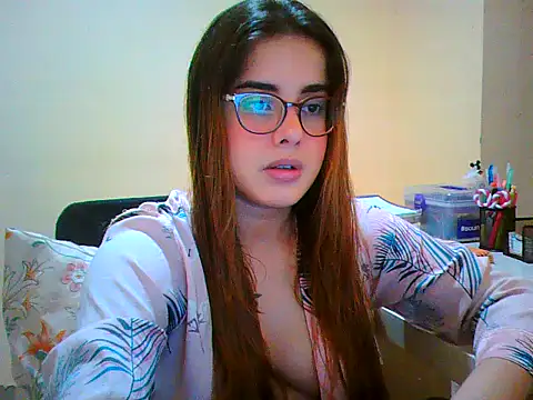 Snapshot of maliamiller chatting on 2, 11, 2025 maliamiller online show from 2, 11, 2025