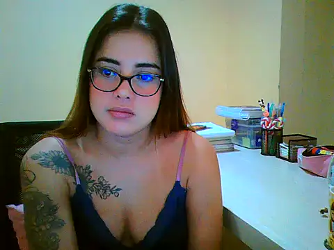 Snapshot of maliamiller chatting on 3, 3, 2026 maliamiller online show from 3, 3, 2026