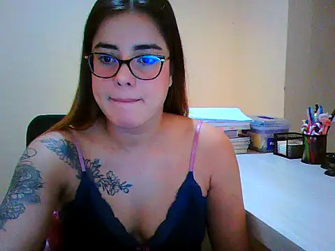 Snapshot of maliamiller chatting on 28, 3, 2026 maliamiller online show from 28, 3, 2026