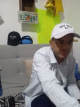 Snapshot of latinmartin73 chatting on 17, 10, 2025 latinmartin73 online show from 17, 10, 2025