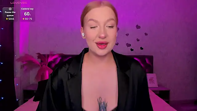 Snapshot of Emma__Leee chatting on 4, 10, 2025 Emma  Leee online show from 4, 10, 2025