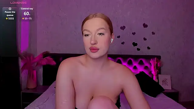 Snapshot of Emma__Leee chatting on 9, 10, 2025 Emma  Leee online show from 9, 10, 2025