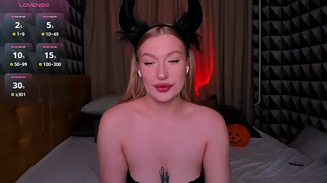 Snapshot of Emma__Leee chatting on 31, 10, 2025 Emma  Leee online show from 31, 10, 2025