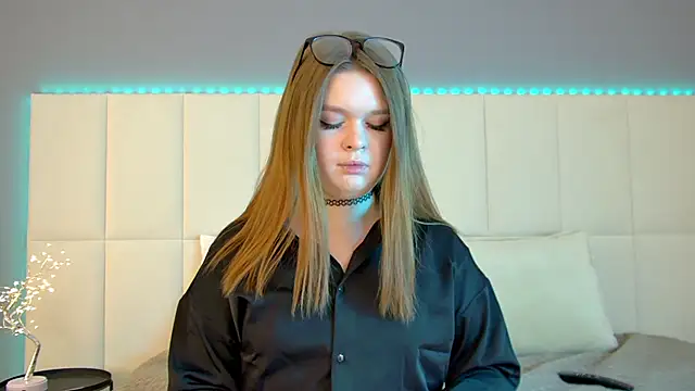 CrystalLyons online show from 4, 3, 2025