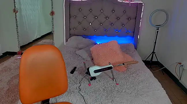 Anniecutte  online show from 4, 12, 2024